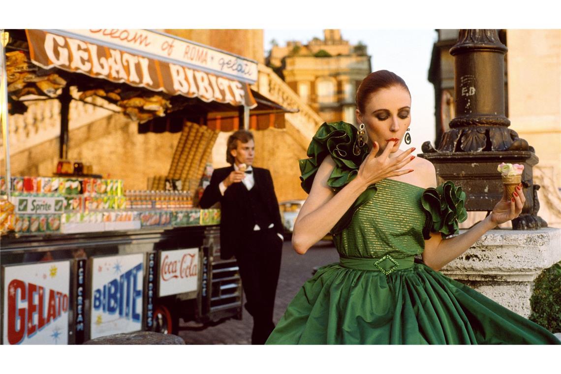 Die lustvolle Dekadenz der 80er Stilvoller Eisgenuss, fotografiert für die „Vogue Italia“ im Jahr 1981