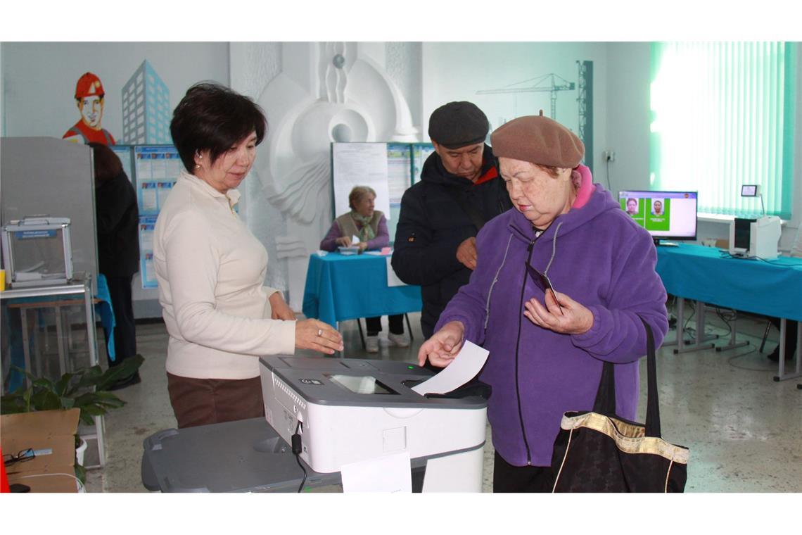 Stimmabgabe an einer elektronischen Urne.