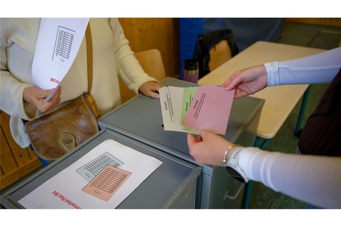 Stimmen können bis 18.00 Uhr abgegeben werden.