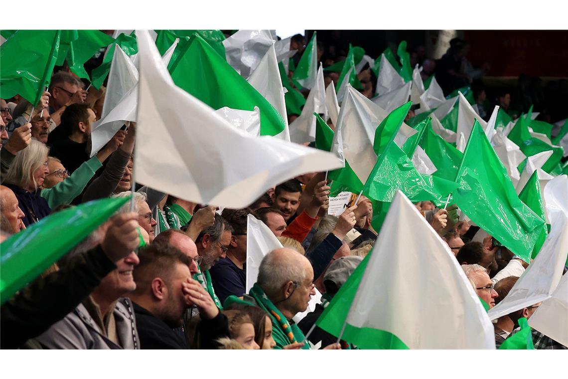 Stimmungsvolle Atmosphäre in der EWS-Arena.