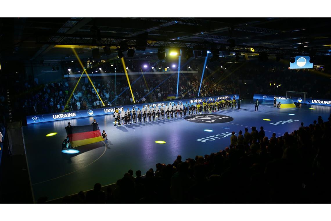 Futsal-Fans feiern deutsches Team trotz Niederlage gegen Ukraine Stimmungsvolle Atmosphäre in der EWS-Arena.