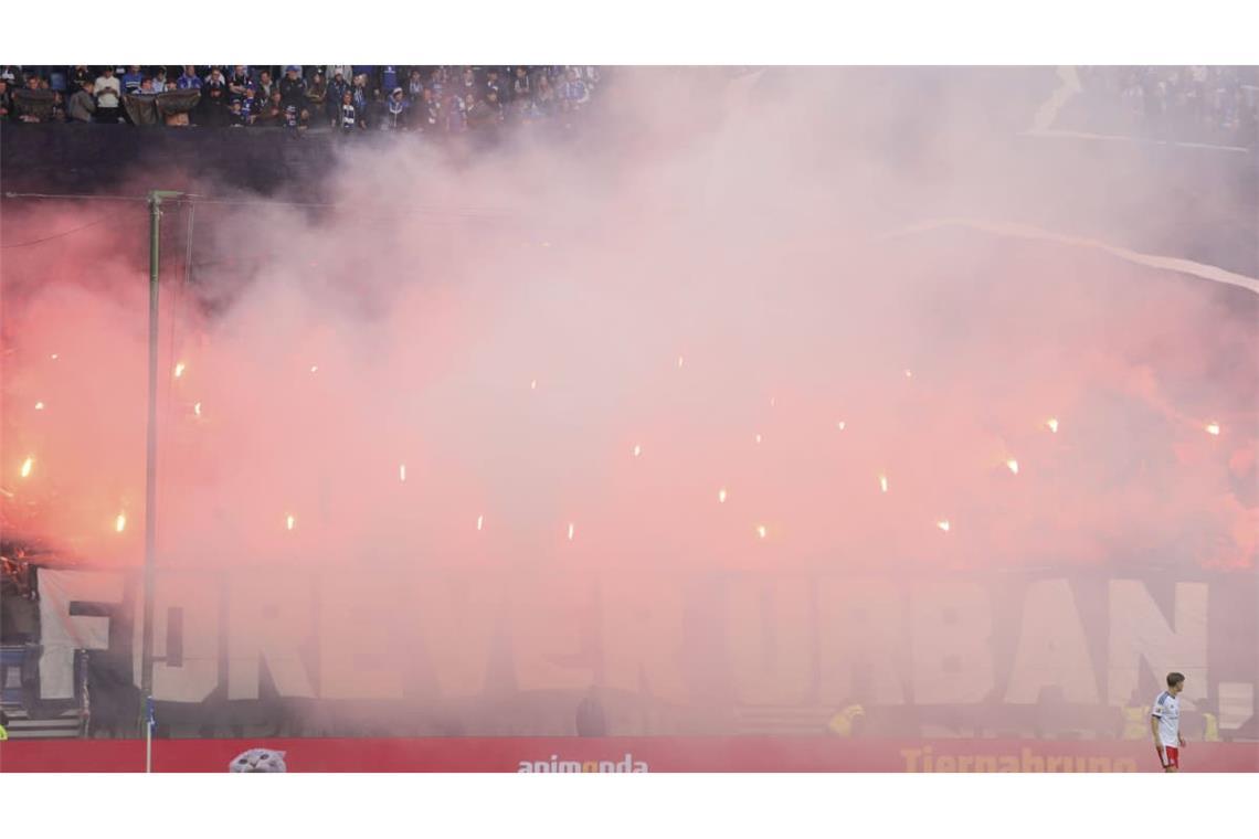 Stimmungsvolle Kulisse im Volksparkstadion: Beide Fanlager beeindrucken vor dem Anpfiff mit Choreografien, die VfB-Fans zünden zusätzlich Pyrotechnik.