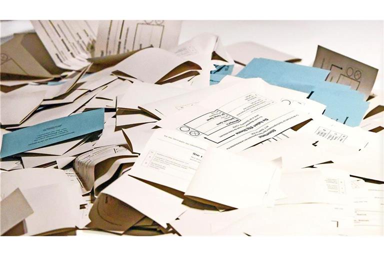 Stimmzettel liegen auf einem Tisch in einem Wahllokal.