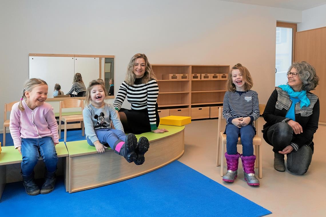 Stippvisite in den neuen Räumen des künftigen Familienzentrums und Kindergartens Klosterhof: Sophie, Tabea und Selina (von links) dürfen sich kurz mit Erzieherin Elena Stubert (hinten Mitte) und der künftigen Leiterin Petra Ochmann (rechts) umschauen, die sich auch um die Notbetreuung kümmern.