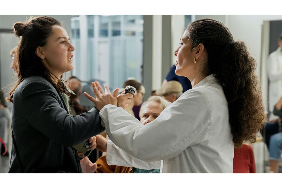 Das geht richtig ans Herz – So spannend wird es bei „Kammerflimmern“ Störfaktor im Krankenhaus: Journalistin Paula Bianchi (Annina Walt) und Klinikchefin Esme Şahin (Beren Tuna, li.).