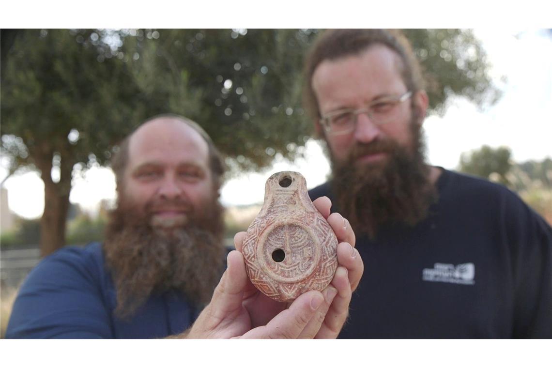Antike Öllampe bei Ausgrabungen in Jerusalem gefunden Stolz präsentieren die Archäologen ihren Fund.