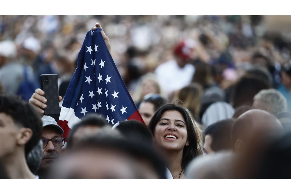 Jubel, Tränen und „Viva il Papa“ - Zehntausende feiern den neuen Papst Stolz zeigten mehrere Amerikaner die Flagge der USA.