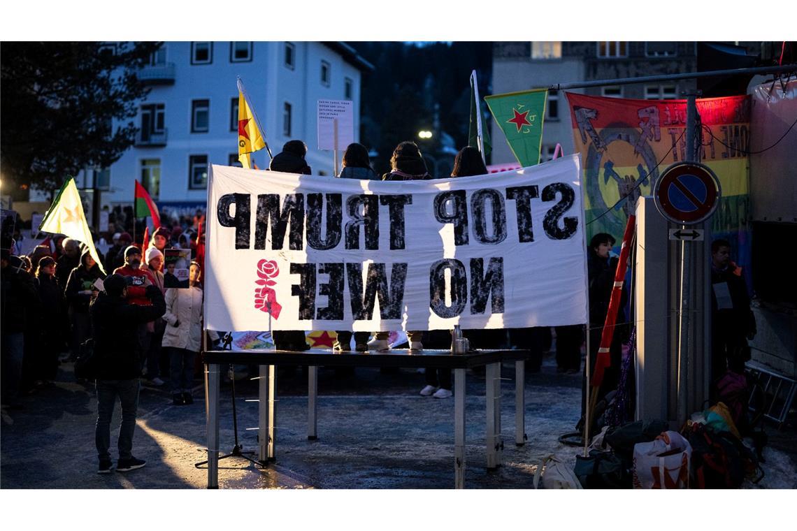 "Stop Trump, No WEF": Bei diesen Demonstranten sind weder der US-Präsident noch das Treffen selbst beliebt.