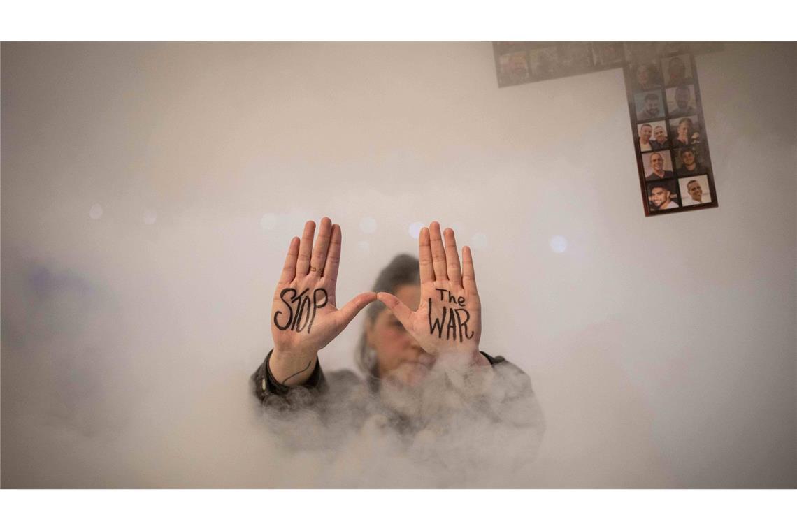 Bilder des Tages "Stoppt den Krieg" verlangt diese Demonstrantin in Israel.