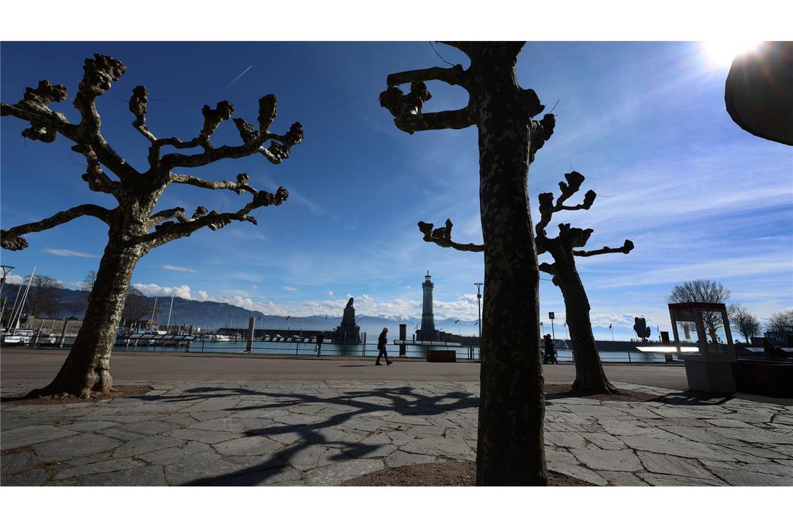 Bilder des Tages Strahlend blauer Himmel über Lindau am Bodensee.