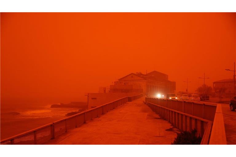 Straße auf Kreta: Autos müssen am Tag mit Licht fahren.