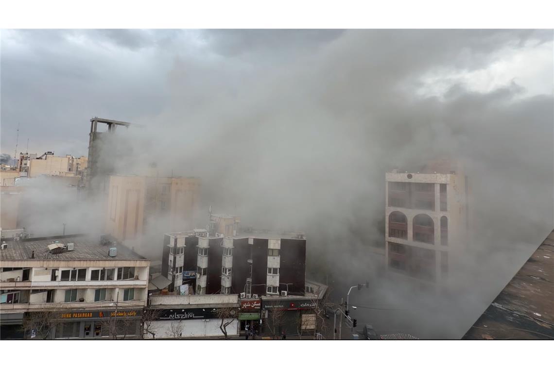 Straße voller Rauch nach einer Explosion in Teheran. (Archivbild)