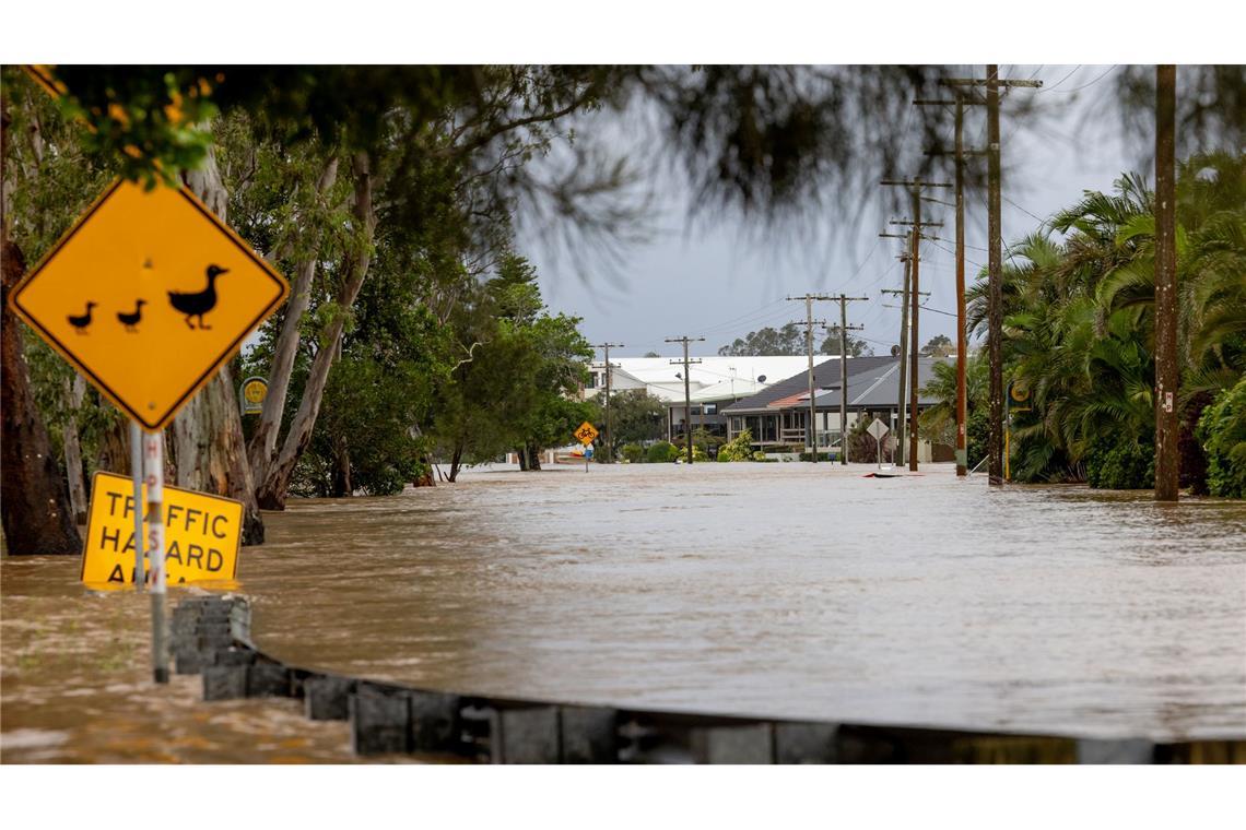 Verheerendes Hochwasser in Australien - mindestens drei Tote Straßen wurden völlig überschwemmt, Tausende sind ohne Strom.