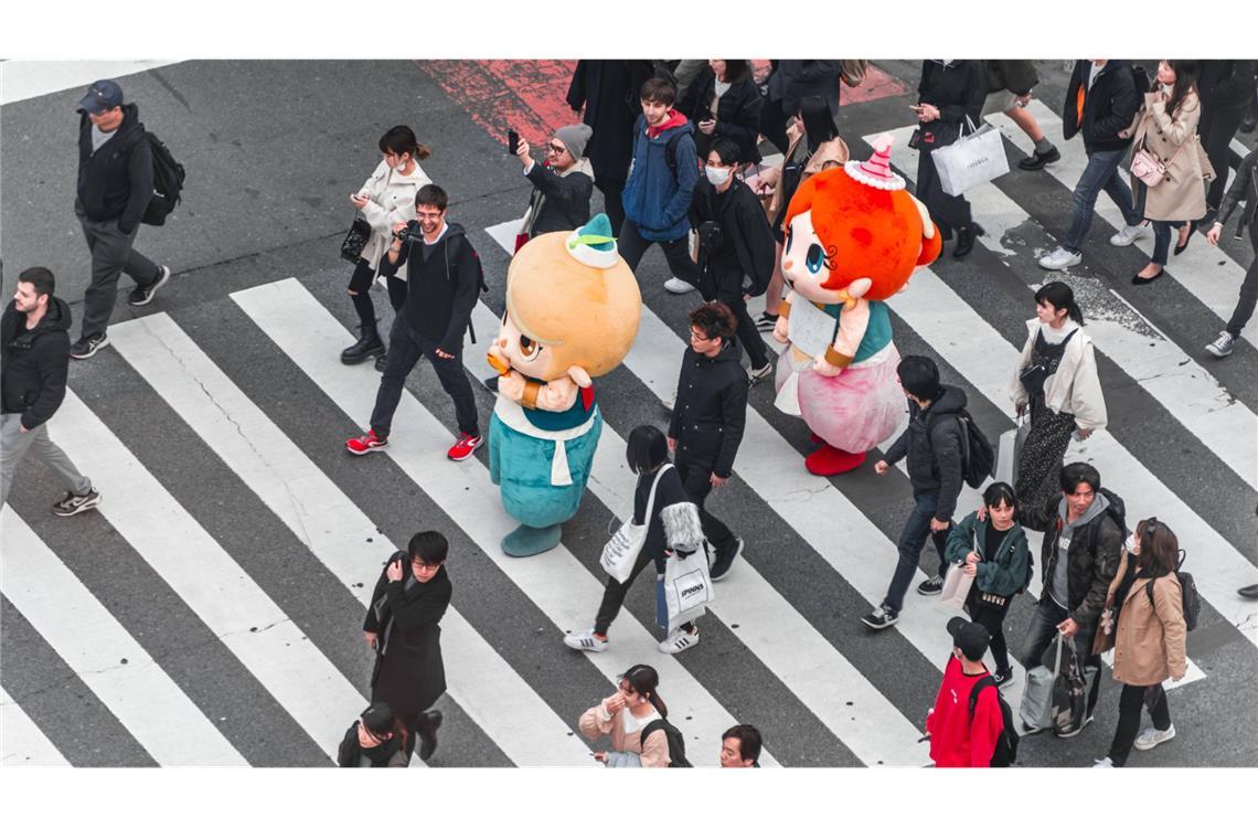 Einen Japaner zum Nichtstun mieten Straßenkreuzung im Tokioter Stadtteil Shibuya. Japan hat viele Kuriositäten zu bieten. Eine davon ist, dass man einen Mann zum Nichtstun mieten kann. (Symbolfoto)