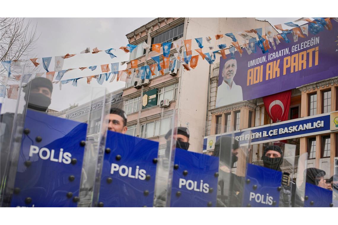 Erdogan-Gegner festgenommen – Putschversuch angeprangert Straßensperrungen und Demo-Verbot nach Imamoglus Festnahme.
