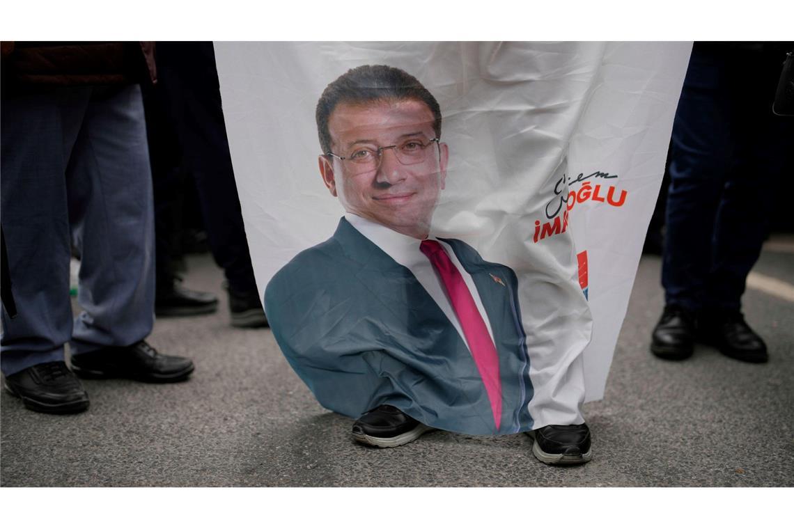 Erdogan-Gegner festgenommen – Putschversuch angeprangert Straßensperrungen und Demo-Verbot nach Imamoglus Festnahme.
