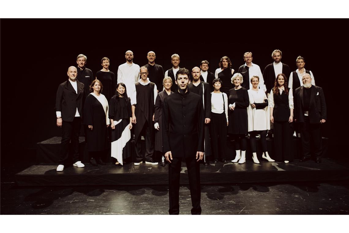 Schrille Nacht, heilige Nacht Stratosphärische Höhen: SWR Vokalensemble mit seinem Dirigenten Yuval Weinberg (vorne).