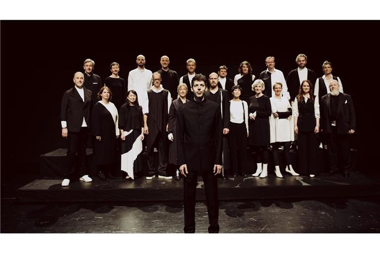 Stratosphärische Höhen: SWR Vokalensemble mit seinem Dirigenten Yuval Weinberg (vorne).