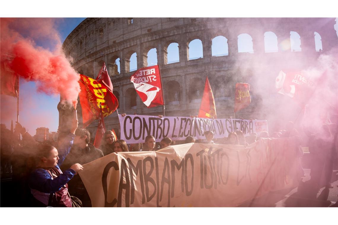 Streik in Italien: Auch in Rom wird gegen die Haushaltspläne der Meloni-Regierung demonstriert.