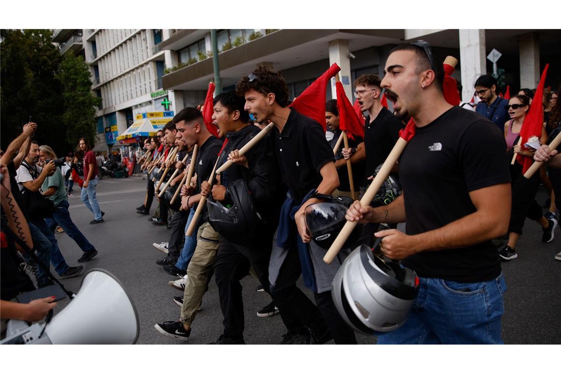 Bilder des Tages Streik legt Athen lahm: Bürger und Gewerkschaften demonstrieren für bessere Arbeitsbedingungen