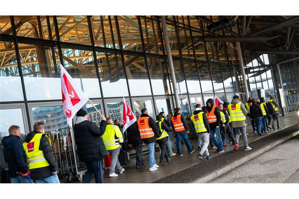 Warnstreiks stoppen Flieger, Schiffe und Fähren Streikende demonstrieren am Morgen am Flughafen Hamburg.
