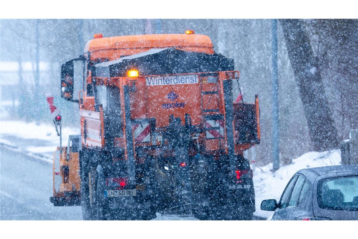 Streufahrzeug bei kräftigem Schneefall (Symbolbild).