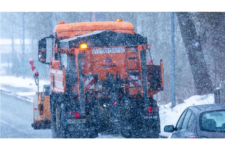 Streufahrzeug bei kräftigem Schneefall (Symbolbild).