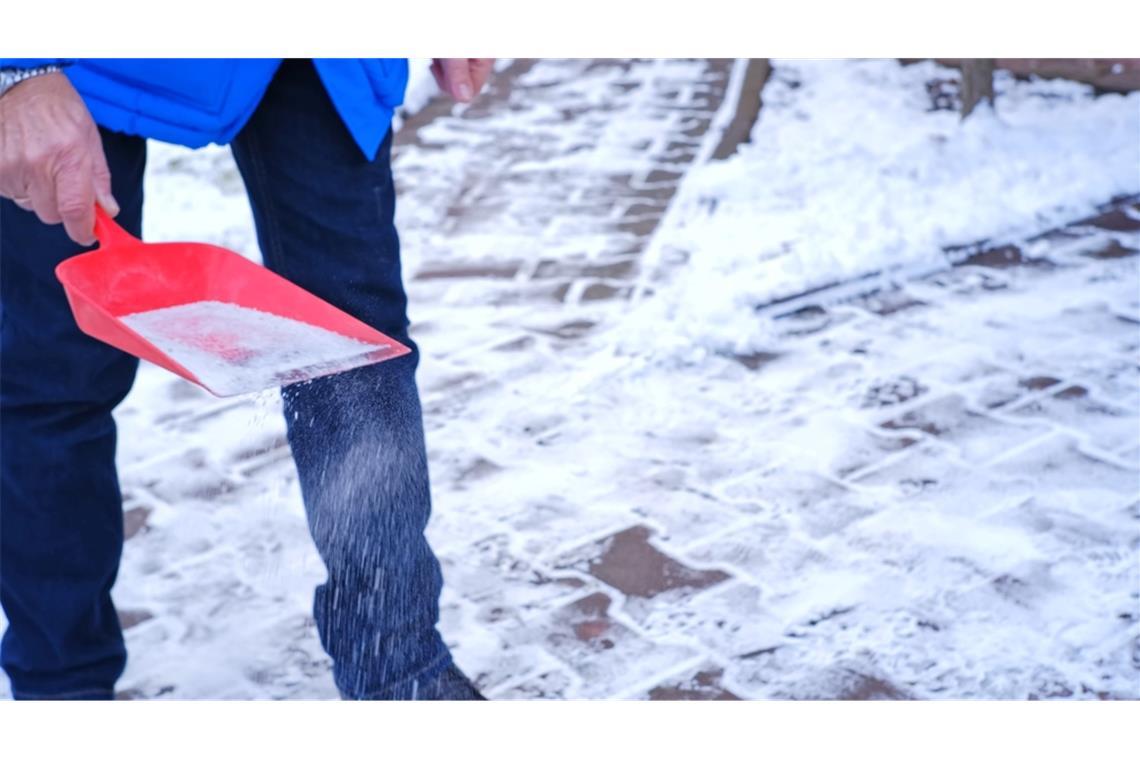 Streusalz ist in vielen Städten für die private Nutzung verboten. Warum das so ist und welche Alternativen erlaubt sind, erfahren Sie hier.