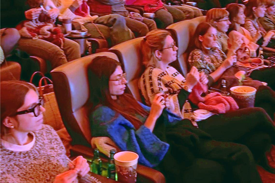 Kreatives Klappern im Kinosessel in Gaildorf Stricken im Kino entwickelt sich auch hier zum Trend. Foto: Initiative Handarbeit/Aachen