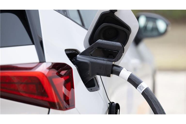 Stromer sind in der Regel teurer in der Anschaffung als Verbrenner - doch der Abstand schrumpft. (Archivbild)