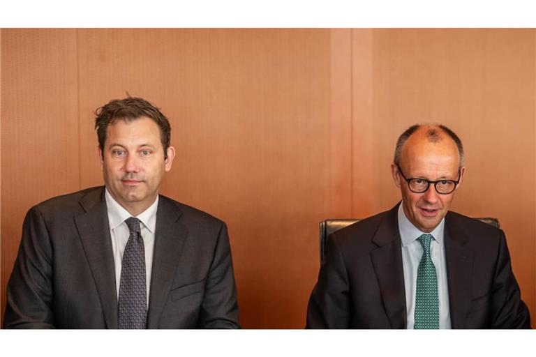 Stromsteuer senken oder Stromsteuer lassen? Das ist hier die Frage. Bundeskanzler Friedrich Merz (CDU, r.) will die Verbraucher entlasten. Finanzminister Lars Klingbeil (SPD) lehnt das ab, weil kein Geld dafür da ist.