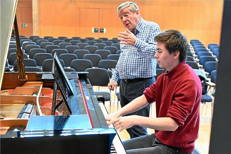 Student Felix Wu arbeitet mit Professor Jacques Rouvier an drei Préludes von Claude Debussy. Fotos: Elisabeth Klaper