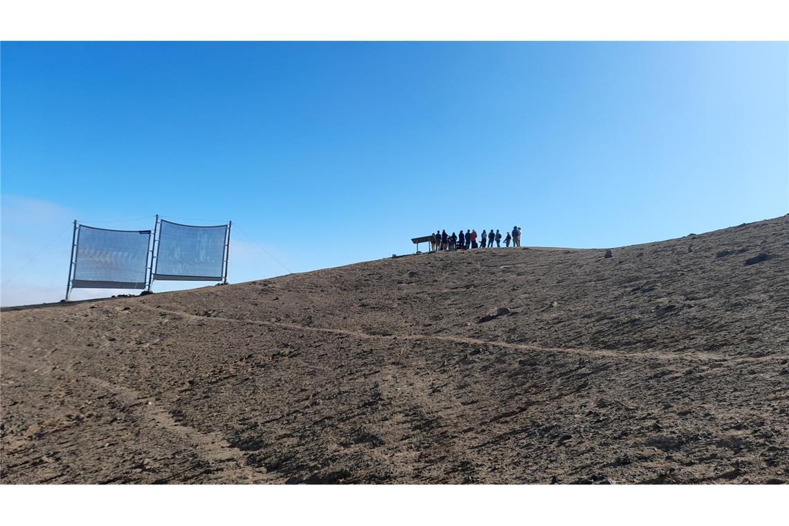 Mit Nebel gegen Wasserknappheit Studenten stehen neben Nebenkollektoren (links) außerhalb der Stadt Alto Hospicio in der chilenischen Atacama-Wüste.