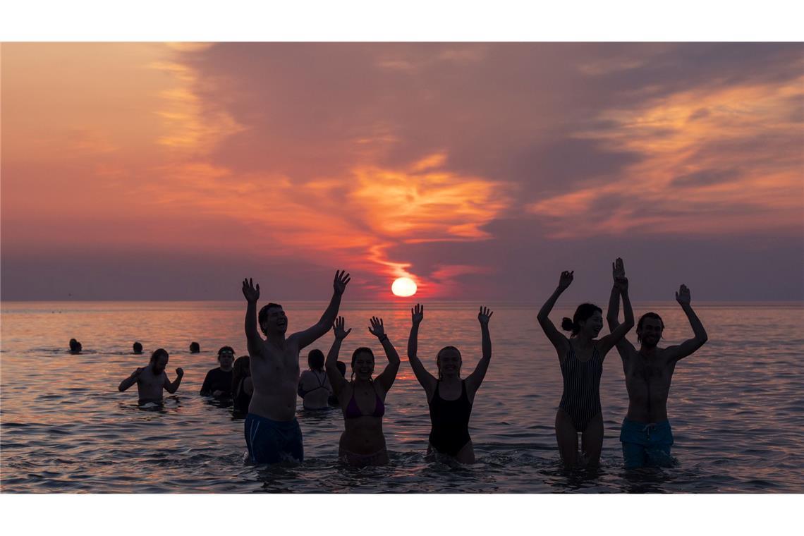 Bilder des Tages Studenten von St. Andrews baden in der Nordsee.