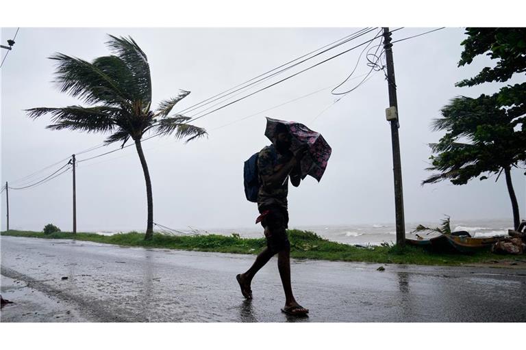 Stürme und heftige Regenfälle haben große Teile der Insel in Südasien erfasst.