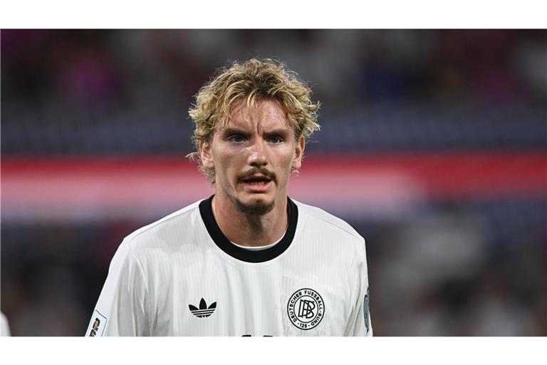 Stürmer Nick Woltemade gefällt das neue Heimtrikot (Archivbild).