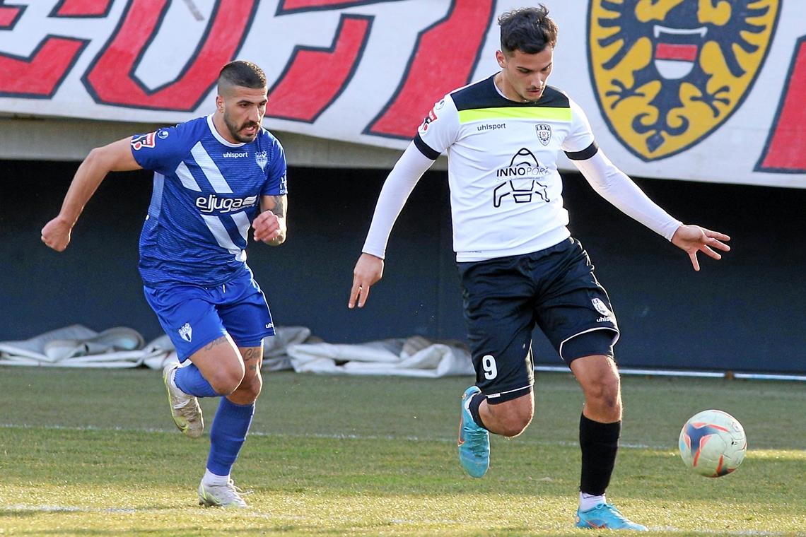 Ein neuer Co-Trainer und ein neuer Stürmer für Aspach Stürmt vom SSV Reutlngen zur SG Sonnenhof Großaspach: Bleart Dautaj (rechts). Foto: Eibner