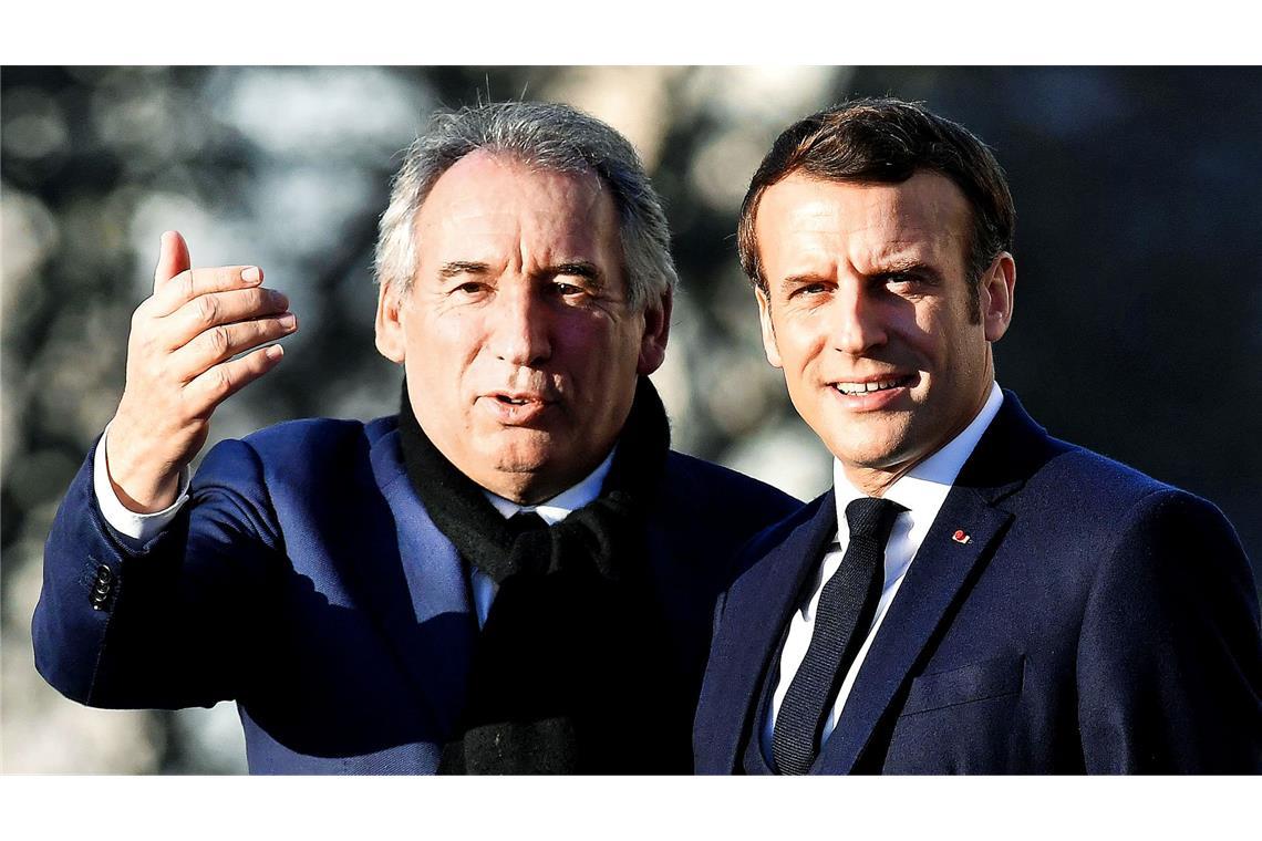 Macron tritt die Flucht nach vorn an Stürzt Präsident Emmanuel Macron (re.) gleich mit, wenn sein umstrittener Premierminister François Bayrou stürzt?