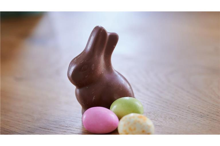 Stumm sitzt er und weiß nichts von der Debatte um ihn: der Schoko-Osterhase. (Symbolbild)
