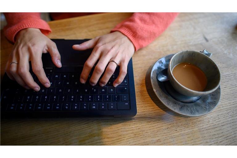 Stundenlang Arbeiten im Café: Das machen einige Gastronomen nicht mehr mit.