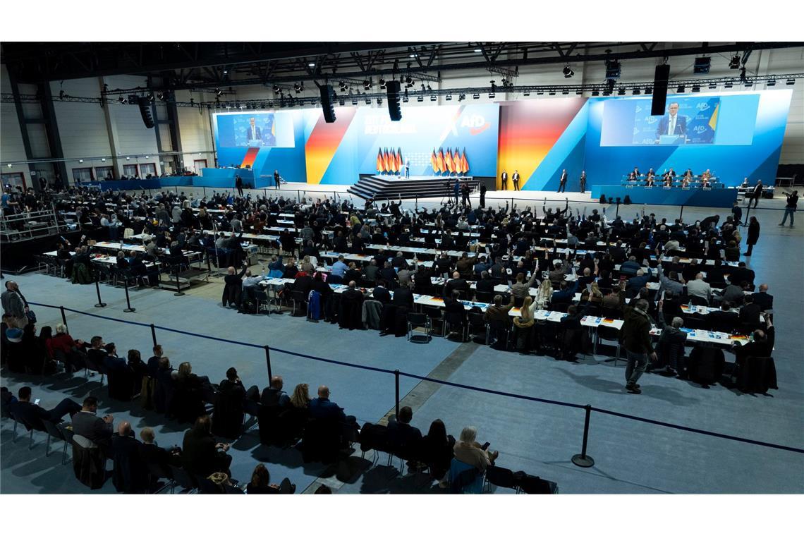 AfD will Wehrpflicht und keine Kopftücher in der Schule Stundenlang wird auf dem AfD-Parteitag über das Programm zur Bundestagswahl debattiert.