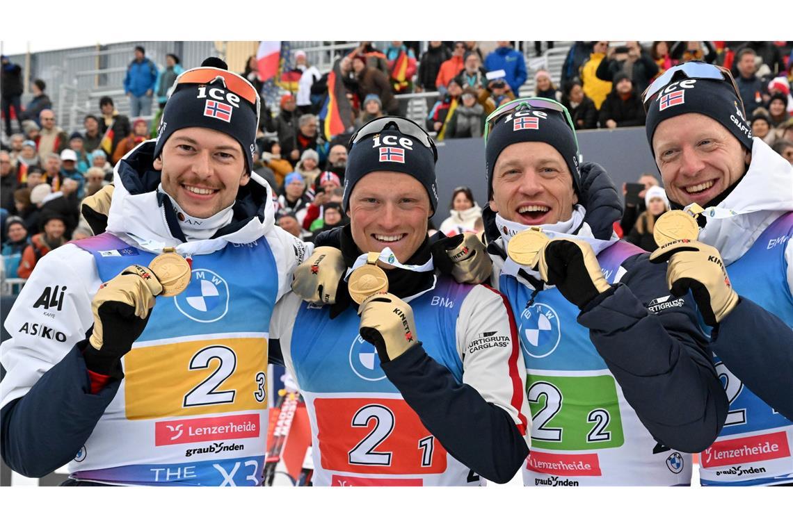 Norwegischer Dreifach-Erfolg im letzten WM-Rennen Sturla Holm Laegreid (l), Endre Stroemsheim (daneben) und Johannes Thingnes Bö (r) stehen zusammen im letzten Rennen auf dem Treppchen.
