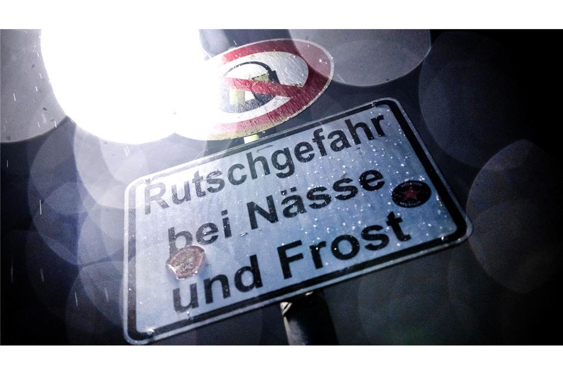 Sturm, Schnee und Dauerregen Sturmböen und Schnee erwartet der Deutsche Wetterdienst an diesem Dienstag in Teilen Deutschlands.