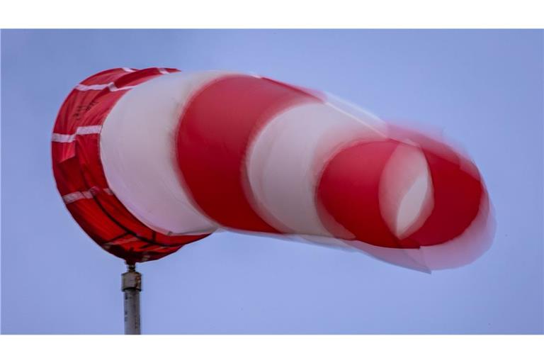 Sturmböen unter anderem an der Küste und im Schwarzwald.