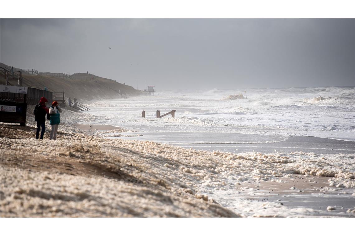 Sturmtief fegt über Deutschland – Verletzte und Fährausfälle Sturmflut vor Sylt. Das Wetter lockte auch Spaziergänger an die Nordsee.