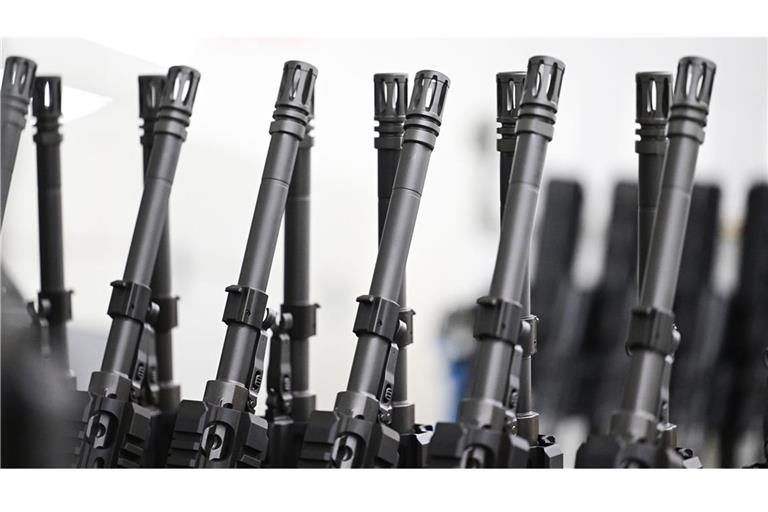 Sturmgewehre des Waffenherstellers Heckler und Koch stehen in der Produktion zur Auslieferung bereit (Symbolfoto).