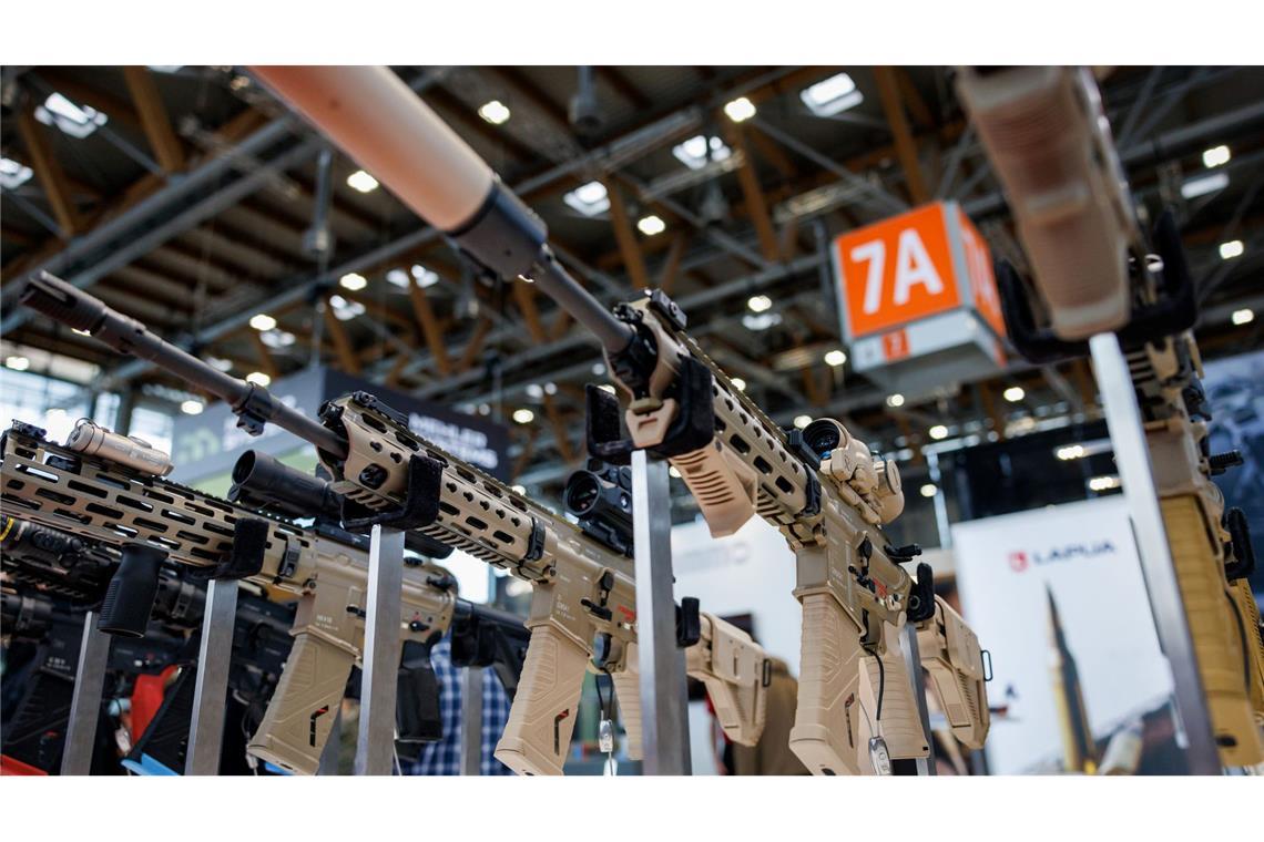 Heckler & Koch entwickelt Drohnenabwehr Sturmgewehre - wie hier bei der Nürnberger Messe Enforce Tac ausgestellt - sind das Kerngeschäft von Heckler & Koch.