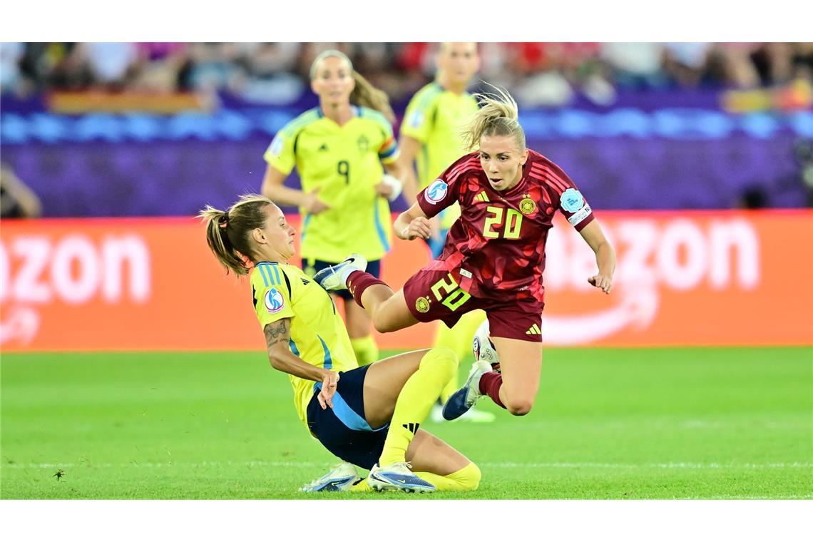 Erste Krisensitzung: Frust bei DFB-Team sitzt tief Sturzflug gegen Schweden: Elisa Senß (r.) und die deutschen Fußballerinnen