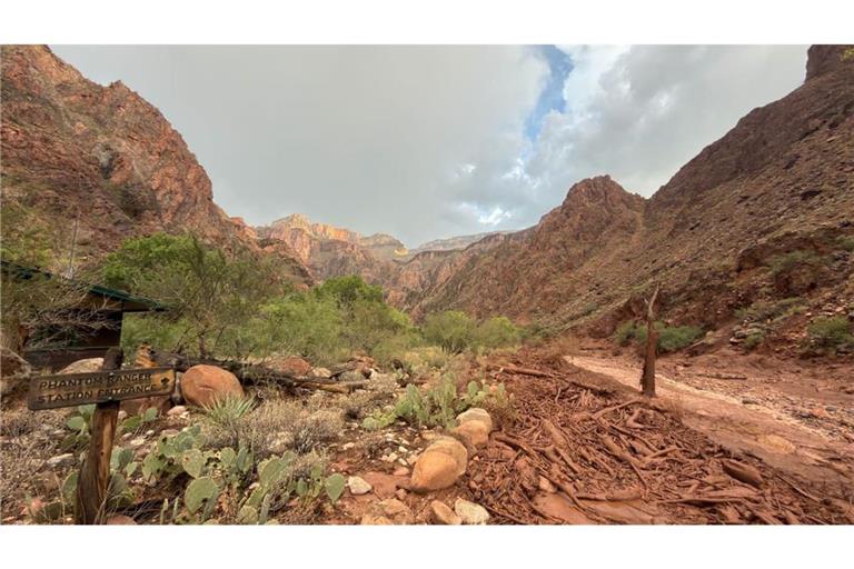 Sturzflut im Grand Canyon: 29.08.2026, USA, Grand-Canyon-Nationalpark: Der Bright Angel Creek in der Nähe der Phantom Ranger Station im Grand Canyon, Arizona, nach einer Sturzflut infolge von Unwettern. Foto: Parth Desai/Parth Desai/AP/dpa +++ dpa-Bildfunk +++