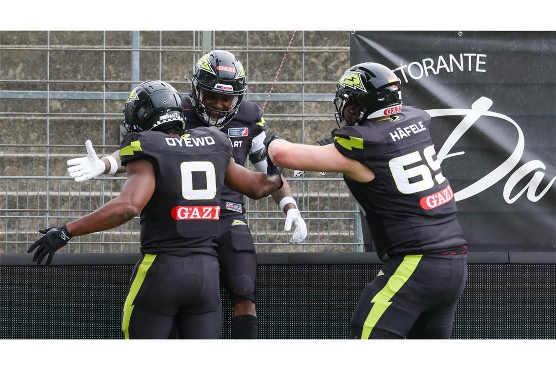 Livestream: Stuttgart Surge gegen Frankfurt Galaxy Stuttgart Surge vs. Fehervar Enthroners, Mike Harley JR (Stuttgart, Mitte) jubelt mit Tomiwa Oyewo (Stuttgart, links) und Emmanuel Häfele